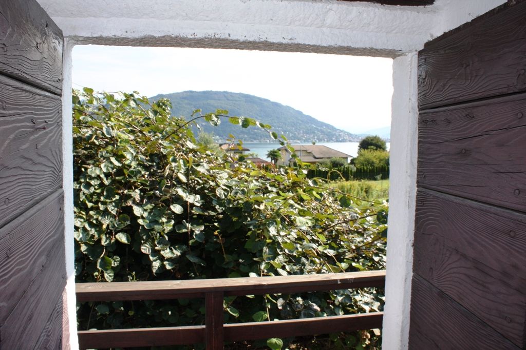 Lago Maggiore. Baveno. Casa Rustica con terreno pianeggiante vista lago