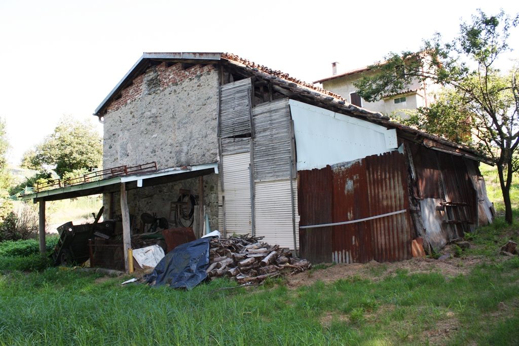 Lago Maggiore. Baveno. Casa Rustica con terreno pianeggiante vista lago