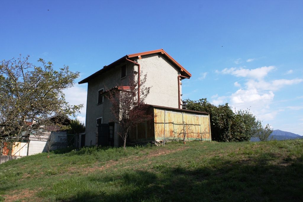 Lago Maggiore. Baveno. Casa Rustica con terreno pianeggiante vista lago