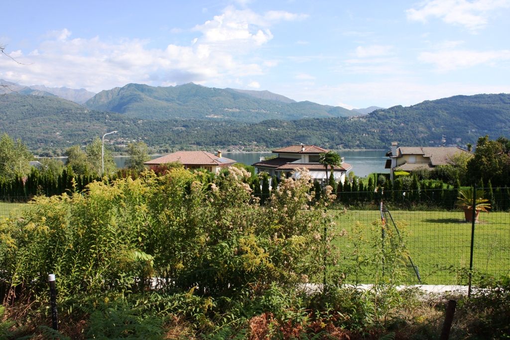 Lago Maggiore. Baveno. Casa Rustica con terreno pianeggiante vista lago