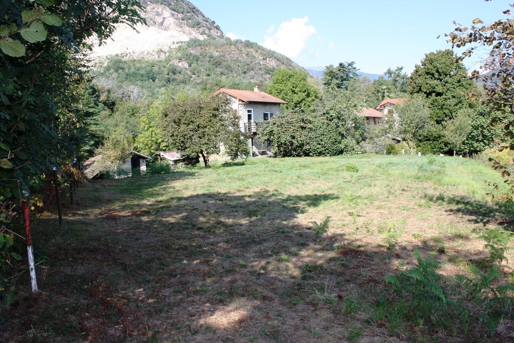 Lago Maggiore. Baveno. Casa Rustica con terreno pianeggiante vista lago