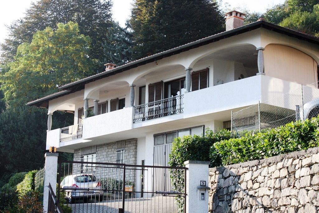 Villa indipendente con terreno vista Lago Maggiore