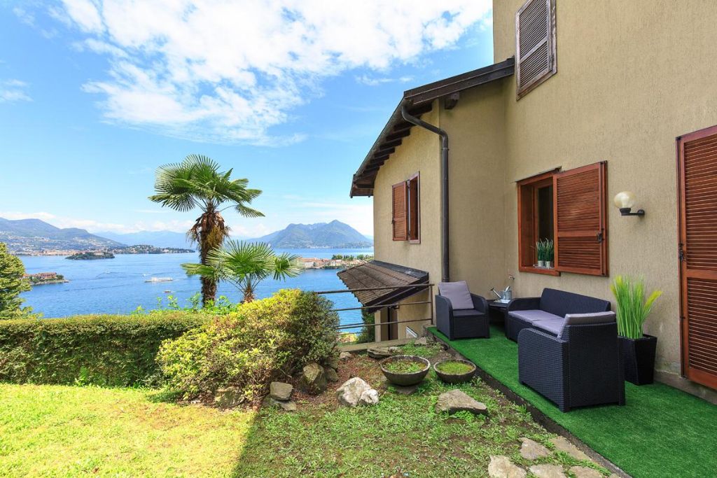 Stresa appartamento vista lago con posto auto e giardino