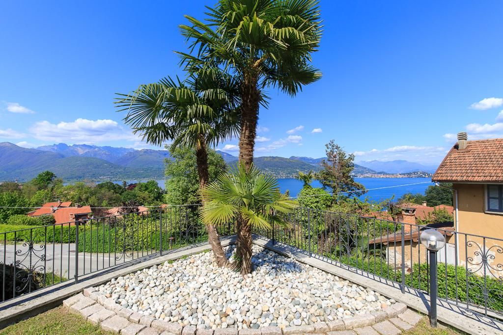 Lussuoso appartamento  con giardino e garage  vista lago in villa  di recente costruzione  in Baveno