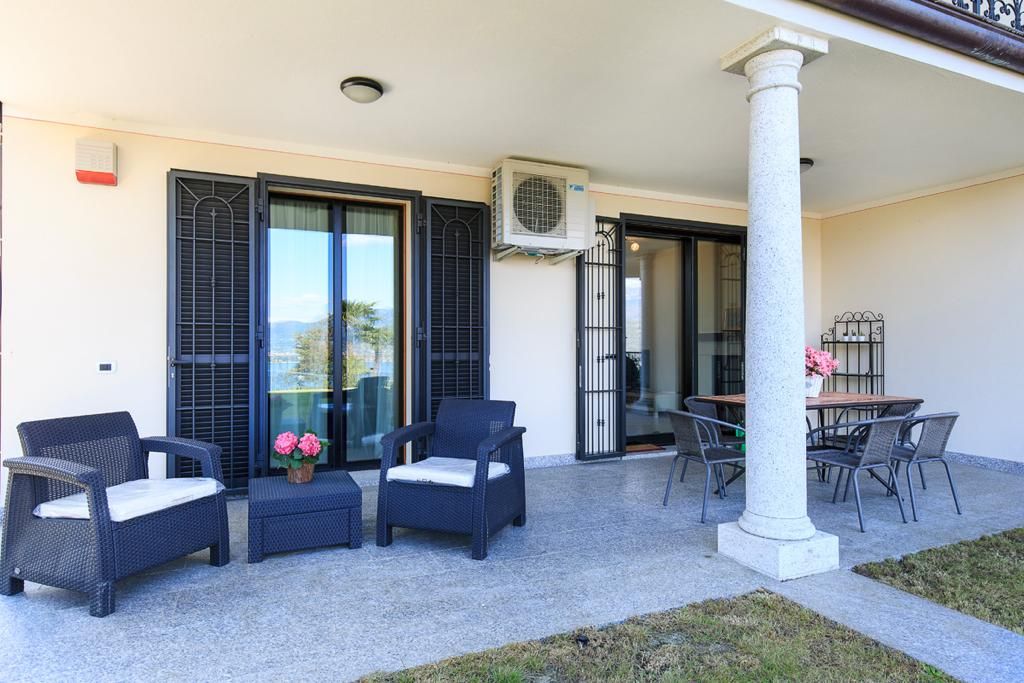 Lussuoso appartamento  con giardino e garage  vista lago in villa  di recente costruzione  in Baveno