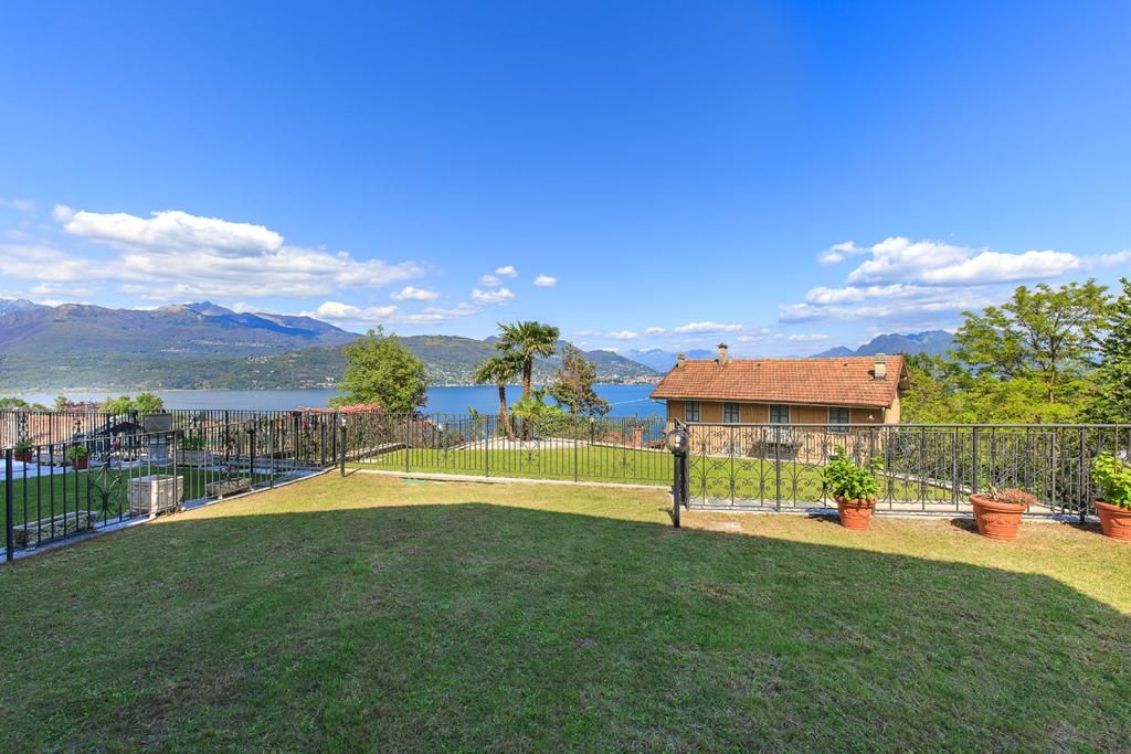 Lussuoso appartamento  con giardino e garage  vista lago in villa  di recente costruzione  in Baveno