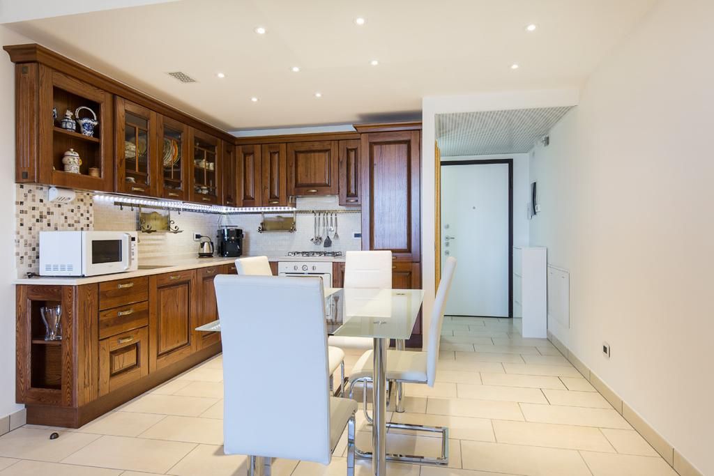 Lussuoso appartamento  con giardino e garage  vista lago in villa  di recente costruzione  in Baveno