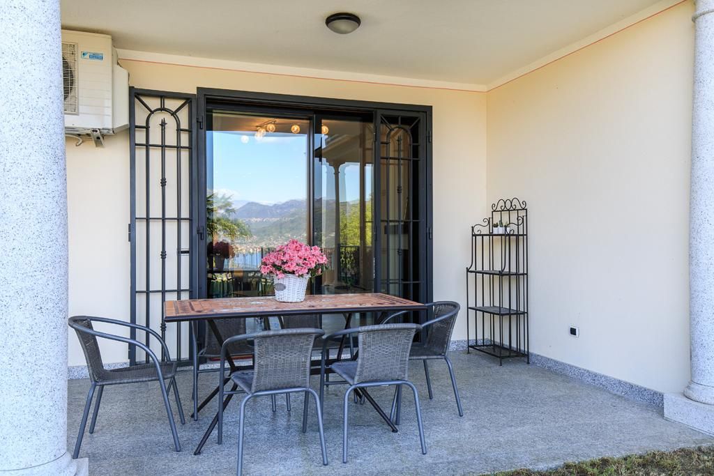 Lussuoso appartamento  con giardino e garage  vista lago in villa  di recente costruzione  in Baveno
