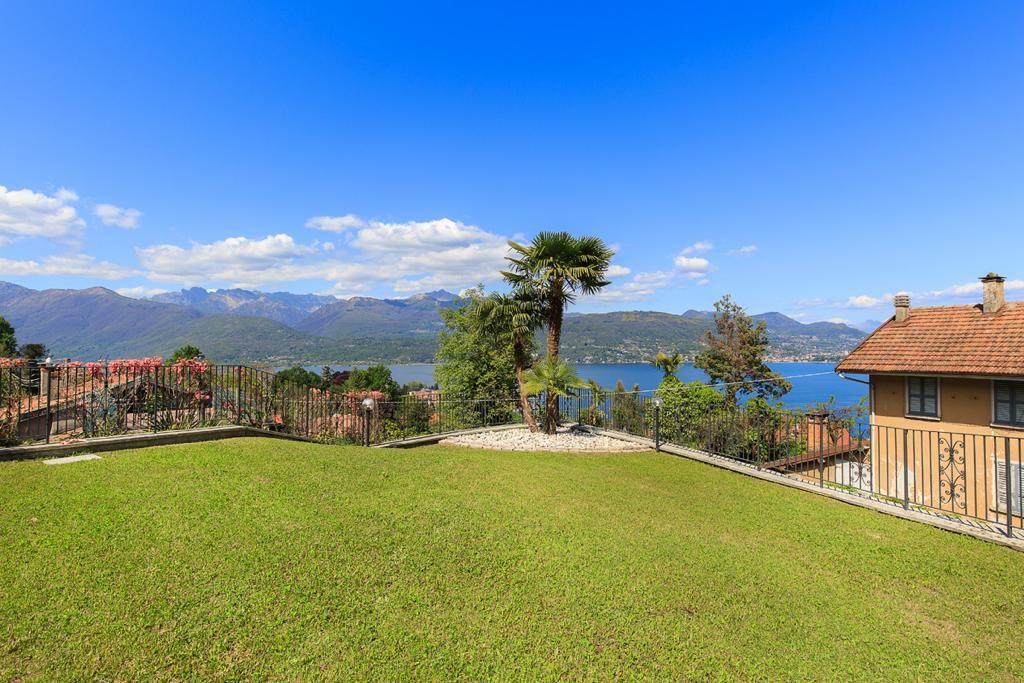 Lussuoso appartamento  con giardino e garage  vista lago in villa  di recente costruzione  in Baveno