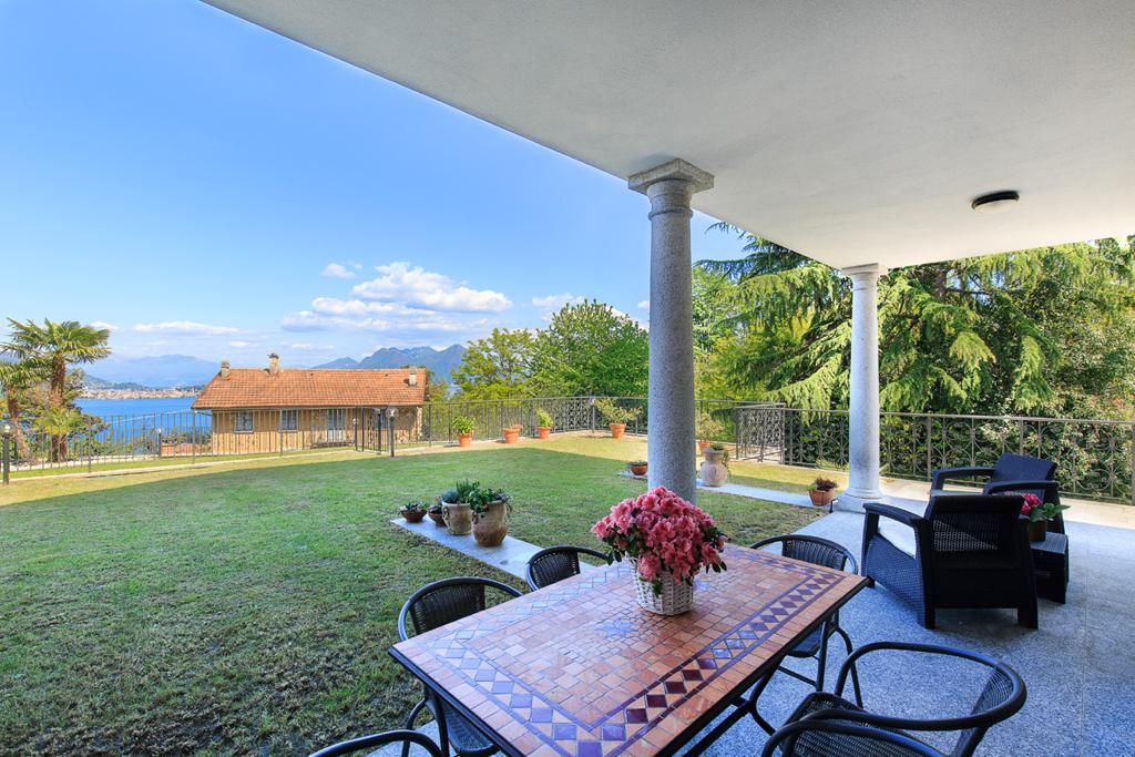 Lussuoso appartamento  con giardino e garage  vista lago in villa  di recente costruzione  in Baveno