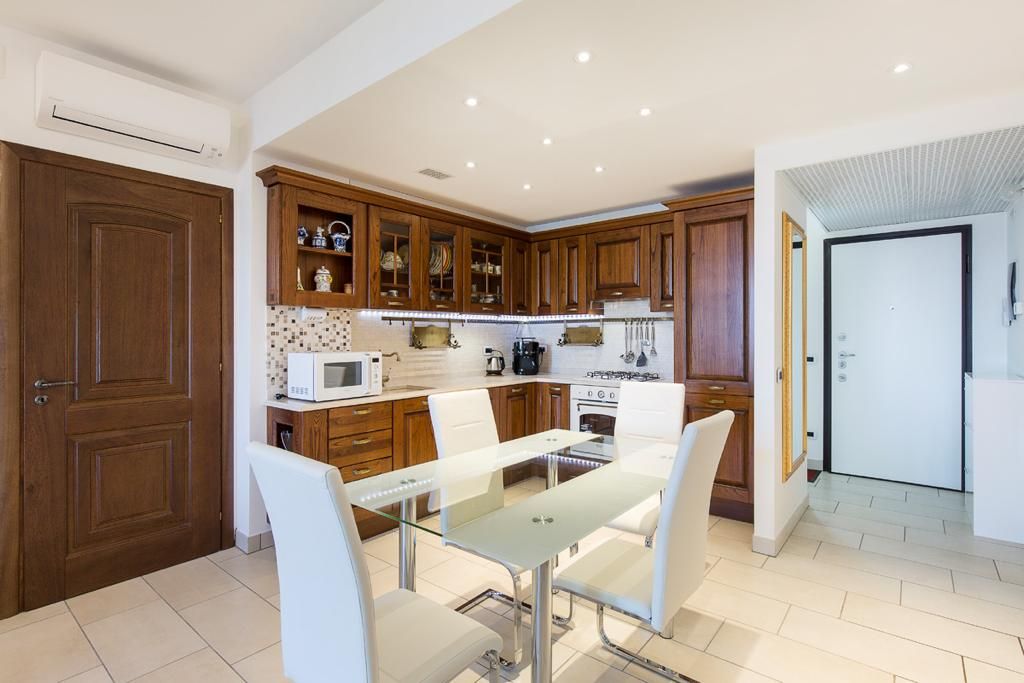 Lussuoso appartamento  con giardino e garage  vista lago in villa  di recente costruzione  in Baveno