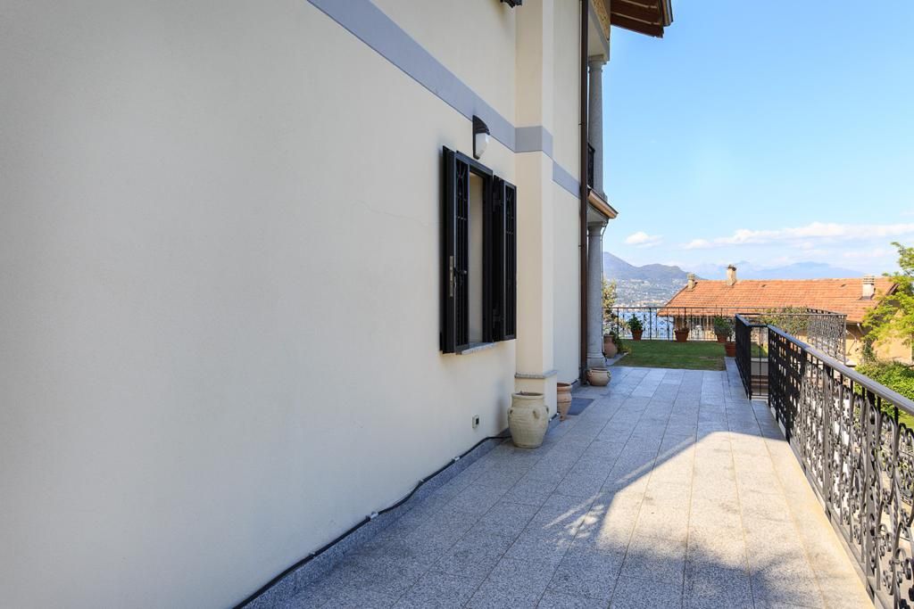 Lussuoso appartamento  con giardino e garage  vista lago in villa  di recente costruzione  in Baveno