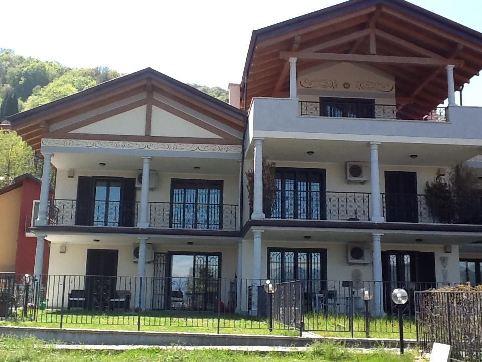 Lussuoso appartamento  con giardino e garage  vista lago in villa  di recente costruzione  in Baveno