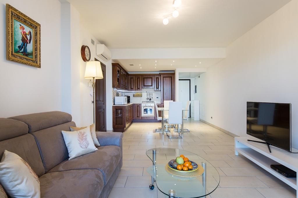 Lussuoso appartamento  con giardino e garage  vista lago in villa  di recente costruzione  in Baveno