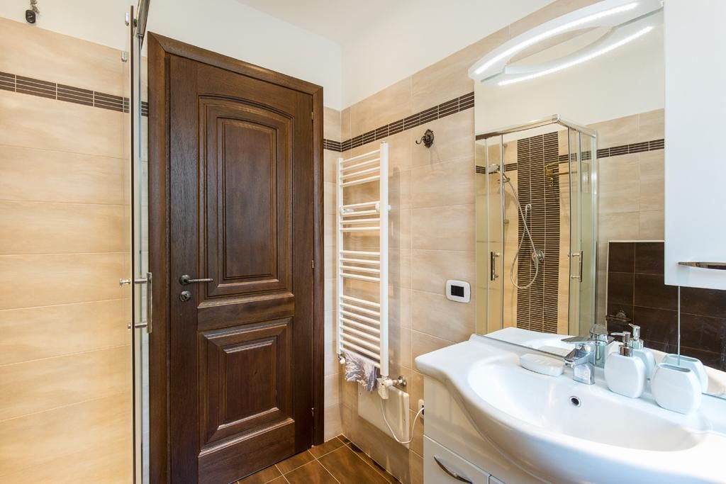 Lussuoso appartamento  con giardino e garage  vista lago in villa  di recente costruzione  in Baveno