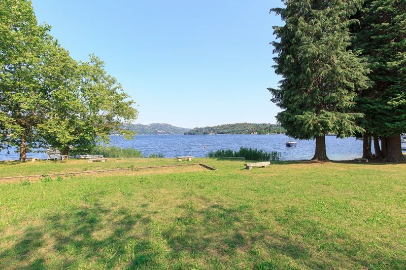 Villa unifamiliare con spettacolare vista lago, terreno mq. 3.000 oltre a quota di spiaggia a lago a Pella sul Lago D’Orta