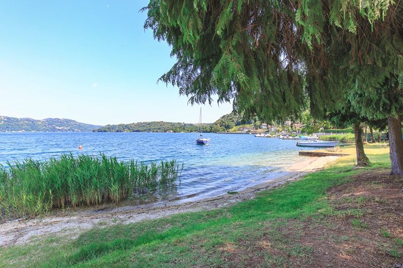 Villa unifamiliare con spettacolare vista lago, terreno mq. 3.000 oltre a quota di spiaggia a lago a Pella sul Lago D’Orta