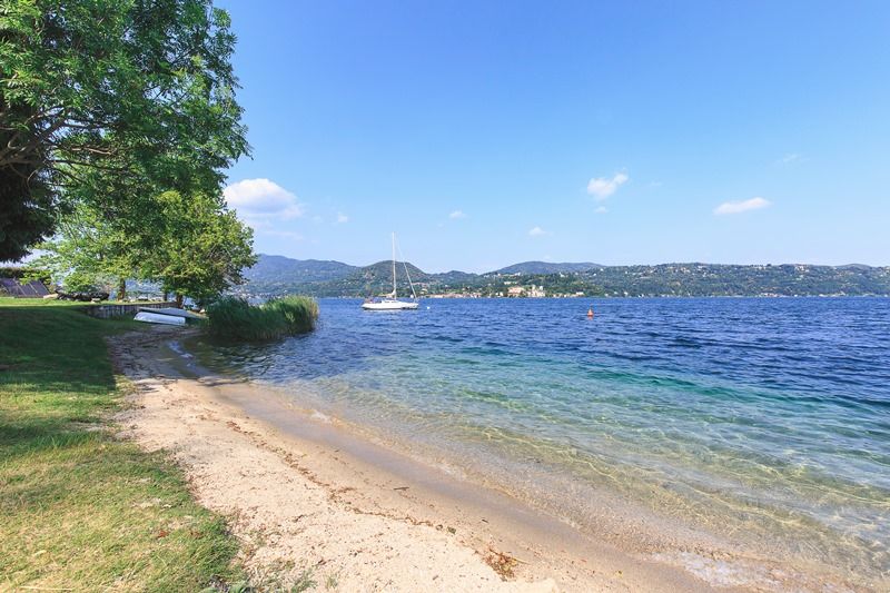 Villa unifamiliare con spettacolare vista lago, terreno mq. 3.000 oltre a quota di spiaggia a lago a Pella sul Lago D’Orta