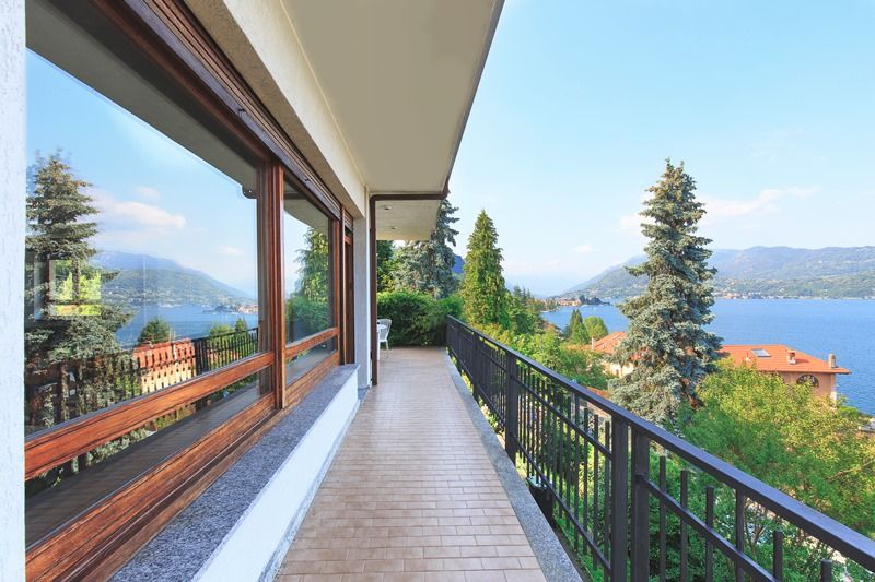 Villa unifamiliare con spettacolare vista lago, terreno mq. 3.000 oltre a quota di spiaggia a lago a Pella sul Lago D’Orta