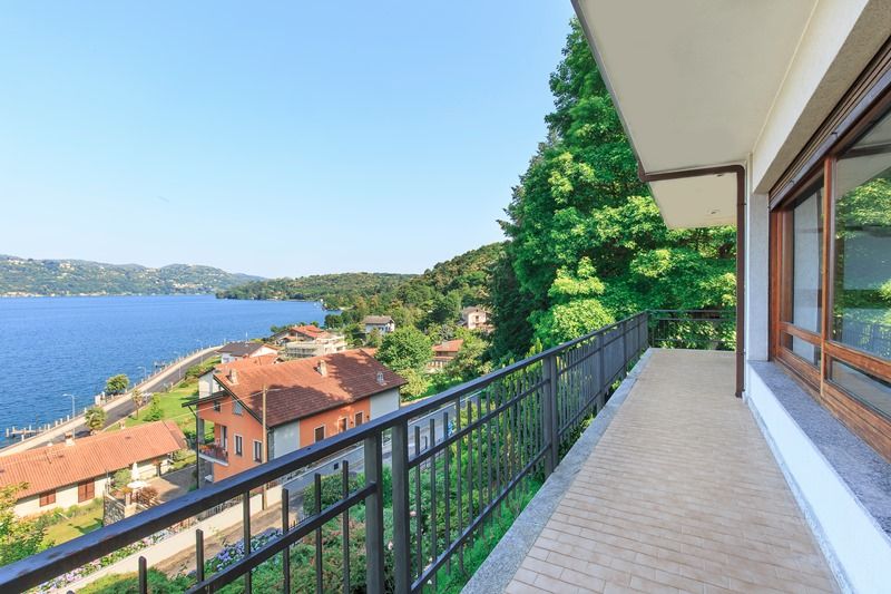 Villa unifamiliare con spettacolare vista lago, terreno mq. 3.000 oltre a quota di spiaggia a lago a Pella sul Lago D’Orta