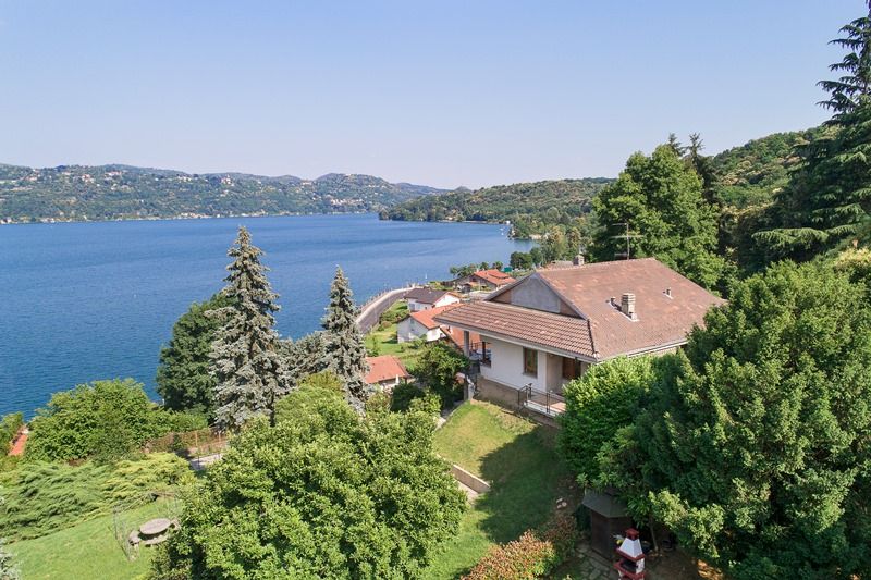 Villa unifamiliare con spettacolare vista lago, terreno mq. 3.000 oltre a quota di spiaggia a lago a Pella sul Lago D’Orta