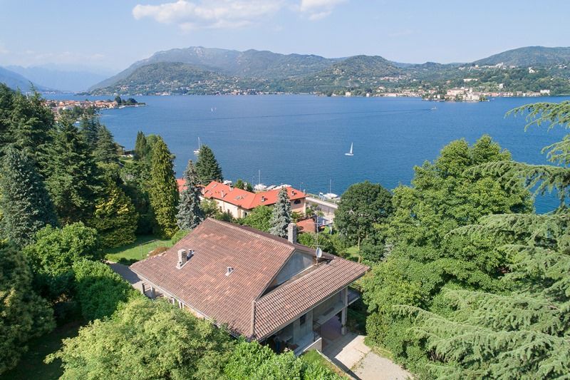 Villa unifamiliare con spettacolare vista lago, terreno mq. 3.000 oltre a quota di spiaggia a lago a Pella sul Lago D’Orta