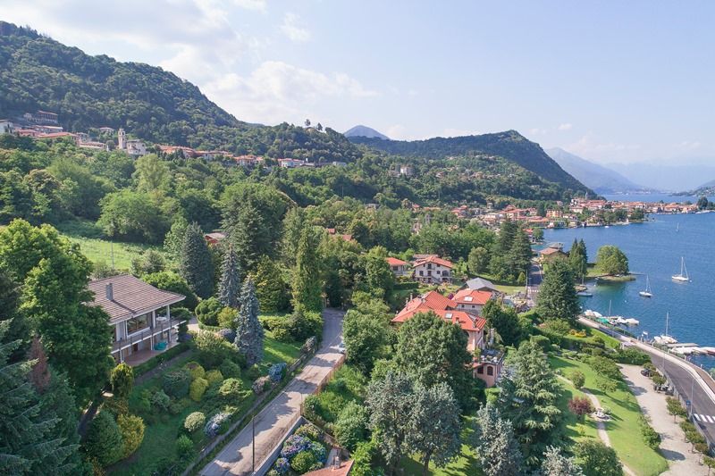 Villa unifamiliare con spettacolare vista lago, terreno mq. 3.000 oltre a quota di spiaggia a lago a Pella sul Lago D’Orta