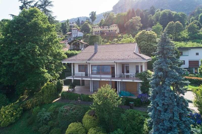 Villa unifamiliare con spettacolare vista lago, terreno mq. 3.000 oltre a quota di spiaggia a lago a Pella sul Lago D’Orta