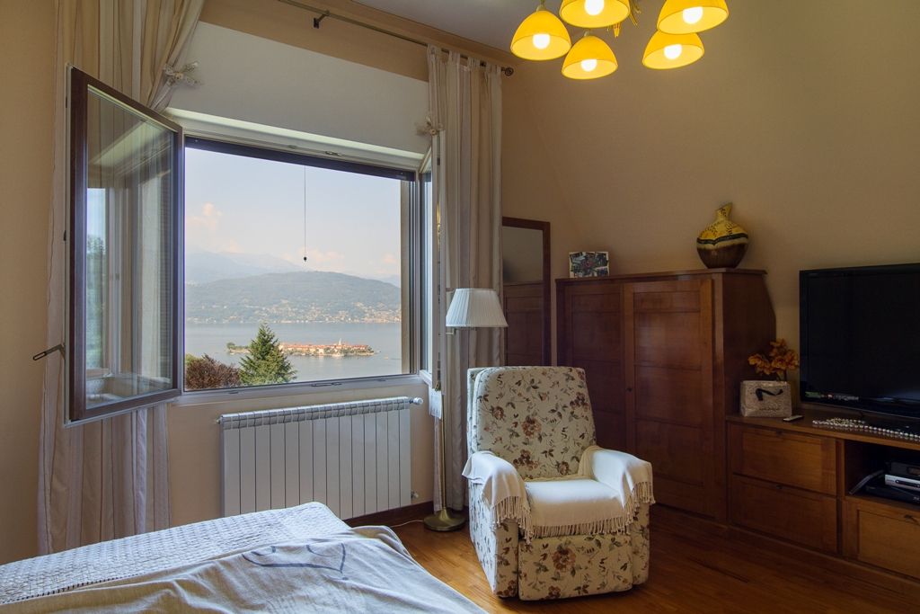 Villa in lussuoso contesto fronte Isole Borromee in Stresa