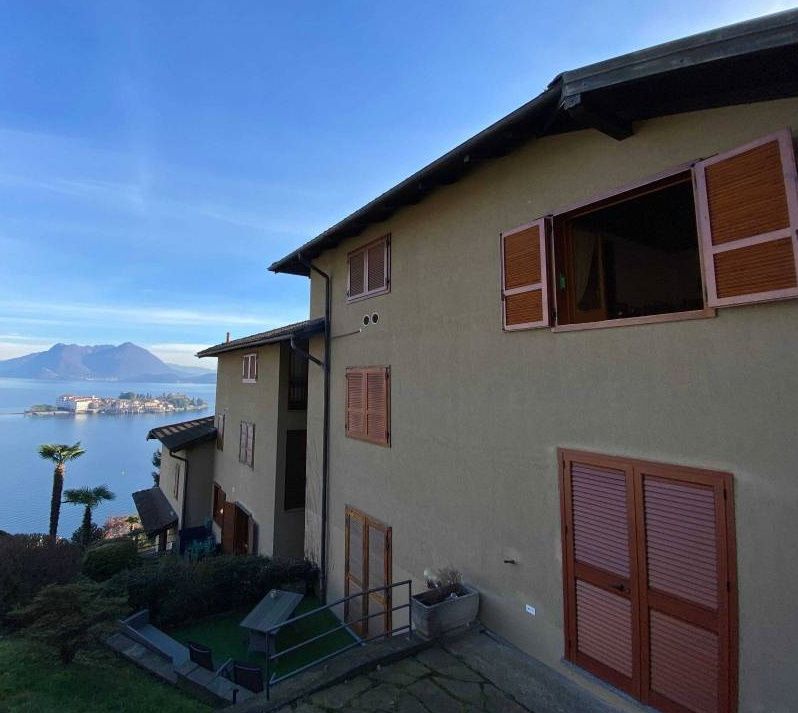 Stresa appartamento vista lago con posto auto AA1305