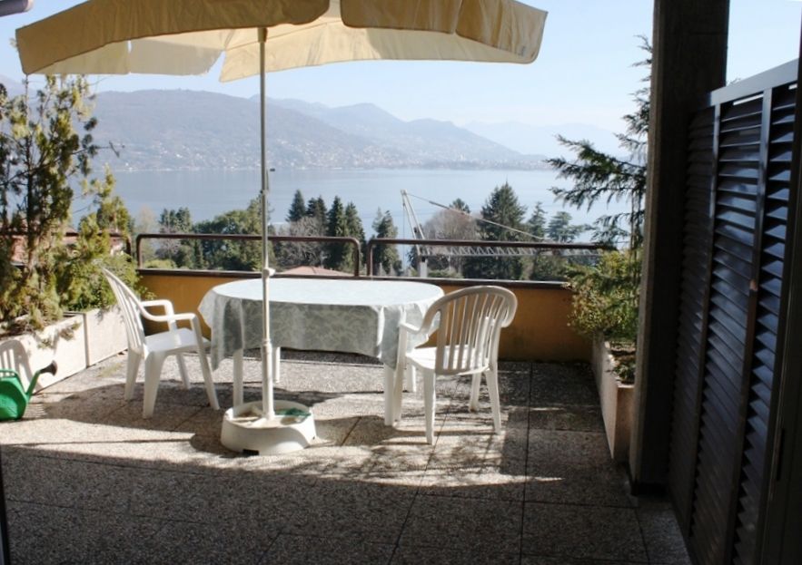 Appartamento bilocale in piccolo residence con piscina spettacolare vista lago con le sue Isole a Baveno