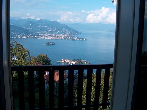 Alture Stresa appartamento vista lago con garage e balcone AA2028