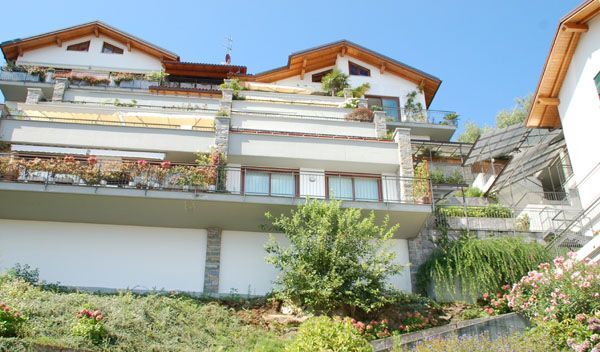 Alture Stresa appartamento vista lago con garage e giardino