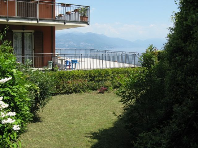 Alture Stresa appartamento vista lago con garage e giardino AA2185