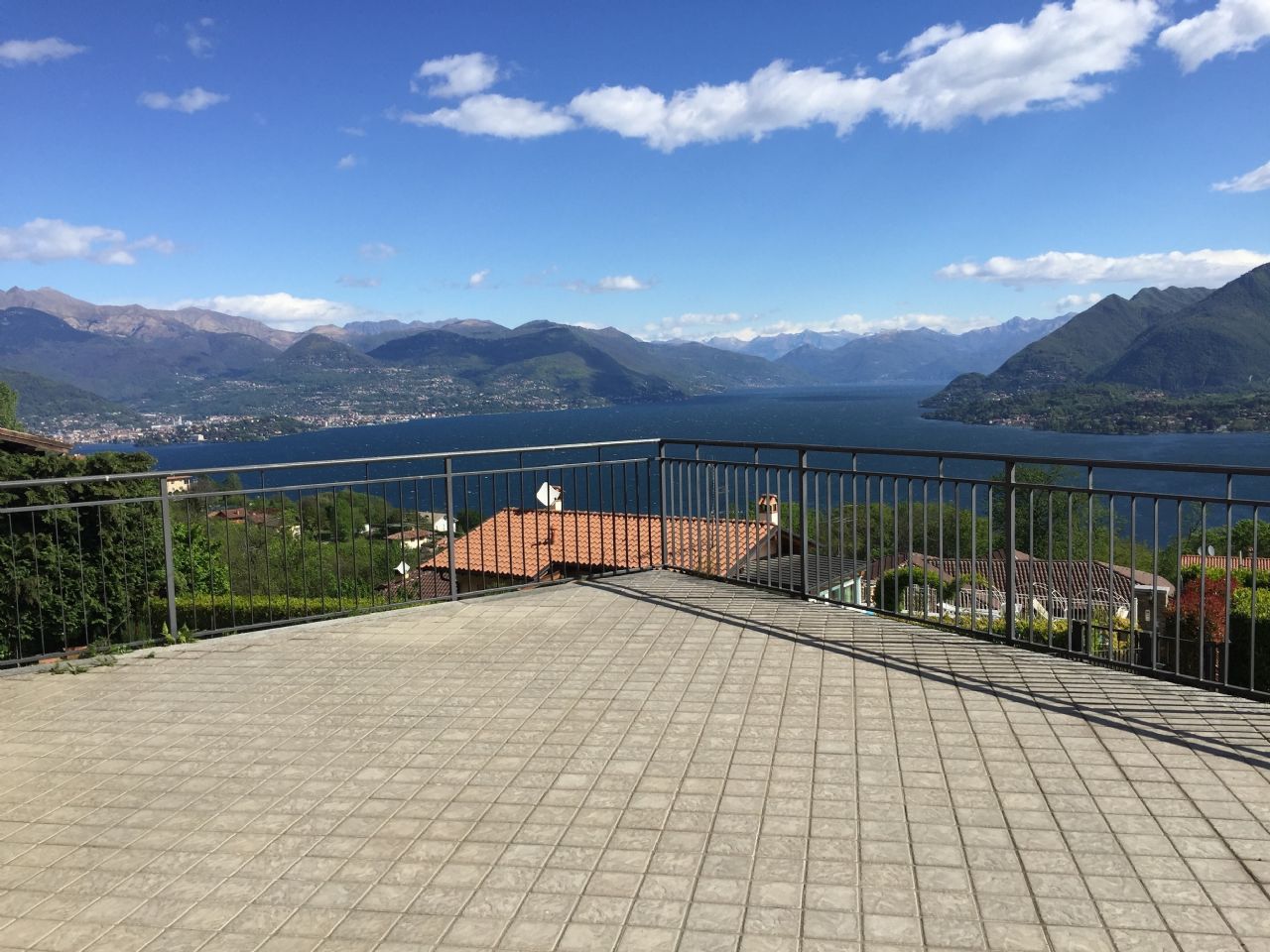 Alture Stresa appartamento vista lago con garage e giardino AA2185