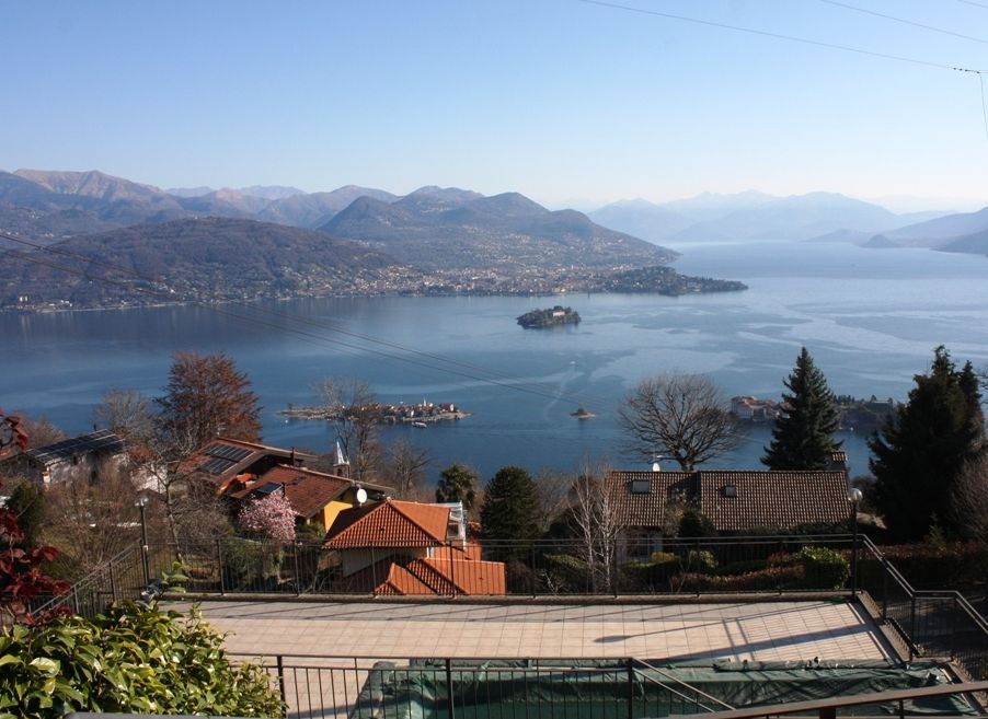 Appartamento trilocale affacciato sul Golfo Borromeo inserito  in piccolo residence con piscina.alture Stresa