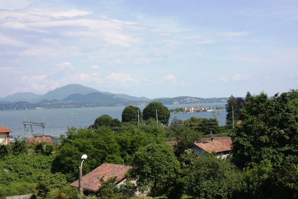 Attico con terrazzo vista lago centro Baveno