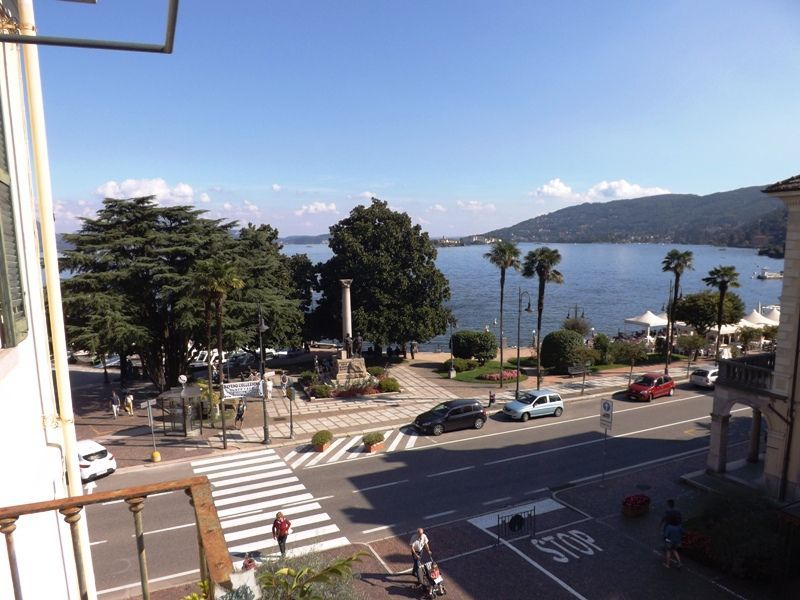 Baveno appartamento vista lago in centro con balcone AA2319