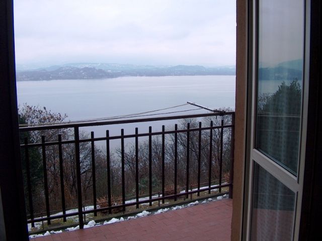 Belgirate appartamento vista lago con garage e balcone AA2145
