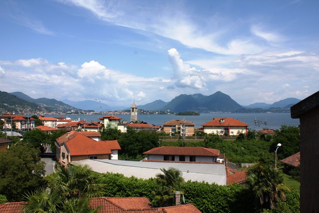 Attico con terrazzo vista lago centro Baveno