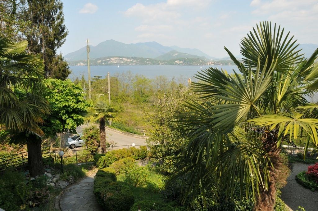 Belgirate Villa vista lago 3 camere con giardino e terrazzo