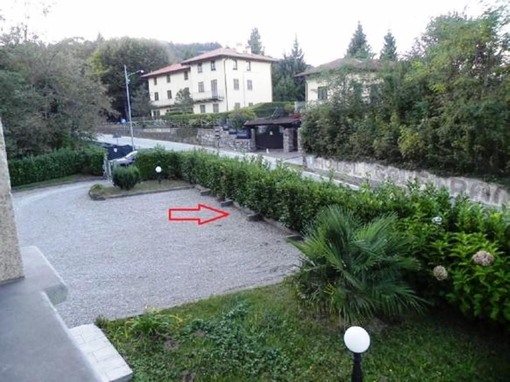 Appartamento in villa d'epoca posto al secondo ed ultimo  piano, vicinanze campo da Golf  in Stresa collinare località Vezzo