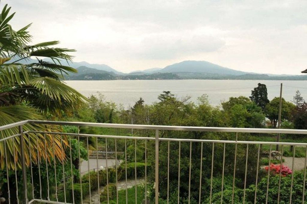 Belgirate Villa vista lago 3 camere con giardino e terrazzo